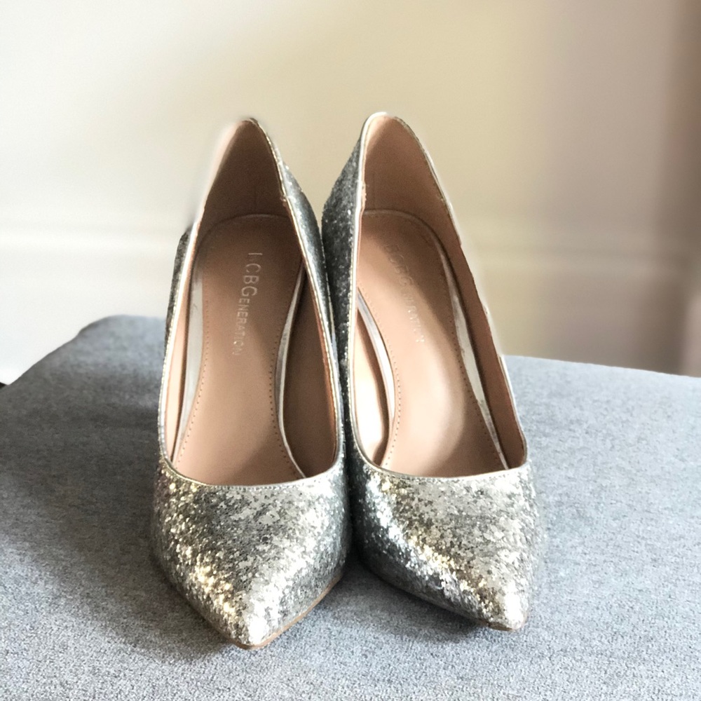 BCBGeneration Silver glitter pumps HEIDI
Size: 6.5